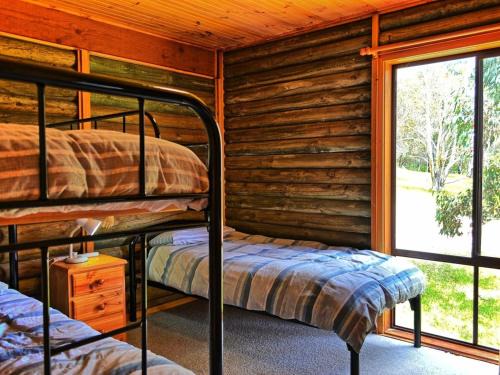 Adaminaby House | Cabin 2 - Snowy Accommodation