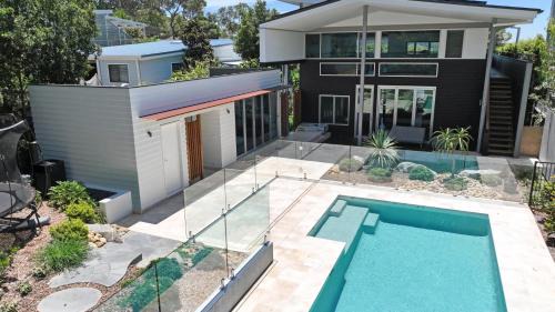 Macmasters Beach House | Calma By The Sea - Family Retreat With Pool