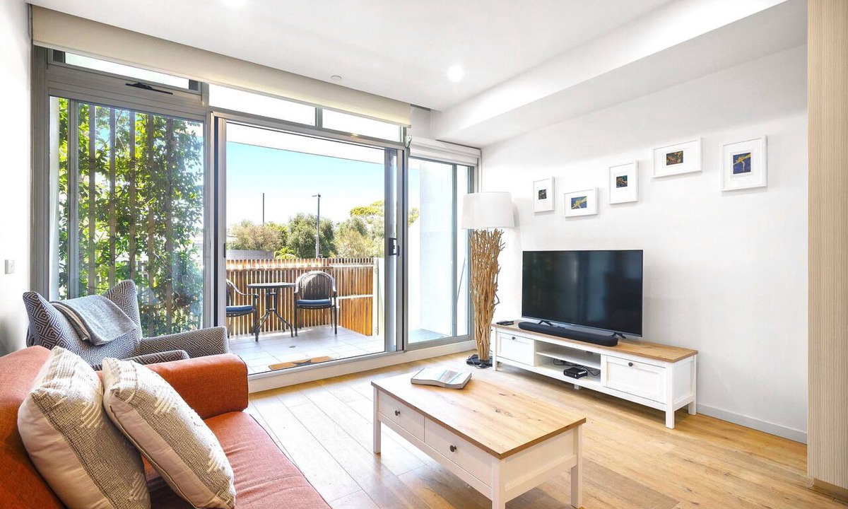 Elwood Apartment | Canal Place - 5 minute walk to Elwood Beach and Cafes