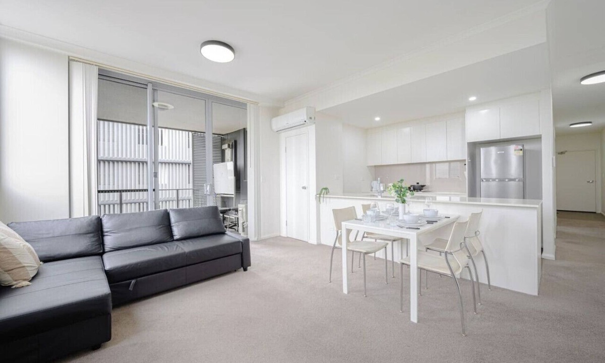 Canterbury Apartment | Canterbury fashion 2Br steps to Train & Woolworths