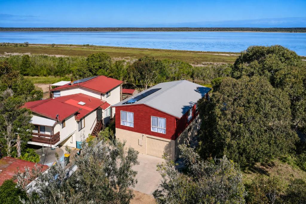 Loch Sport House | Carlenes Getaway Lake Views, Beach & Games Hub