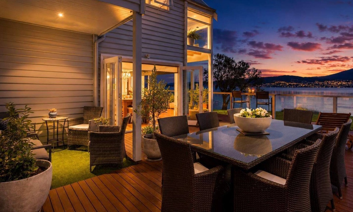 Tranmere House | "Casa Con Vista" Luxury Waterfront Home-Sleeps 10.