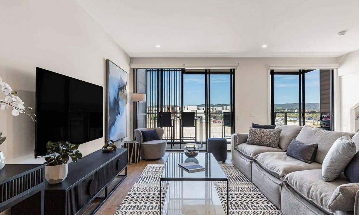 Safety Beach House | Castaway Villa | Luxe on the Marina Walk to Beach