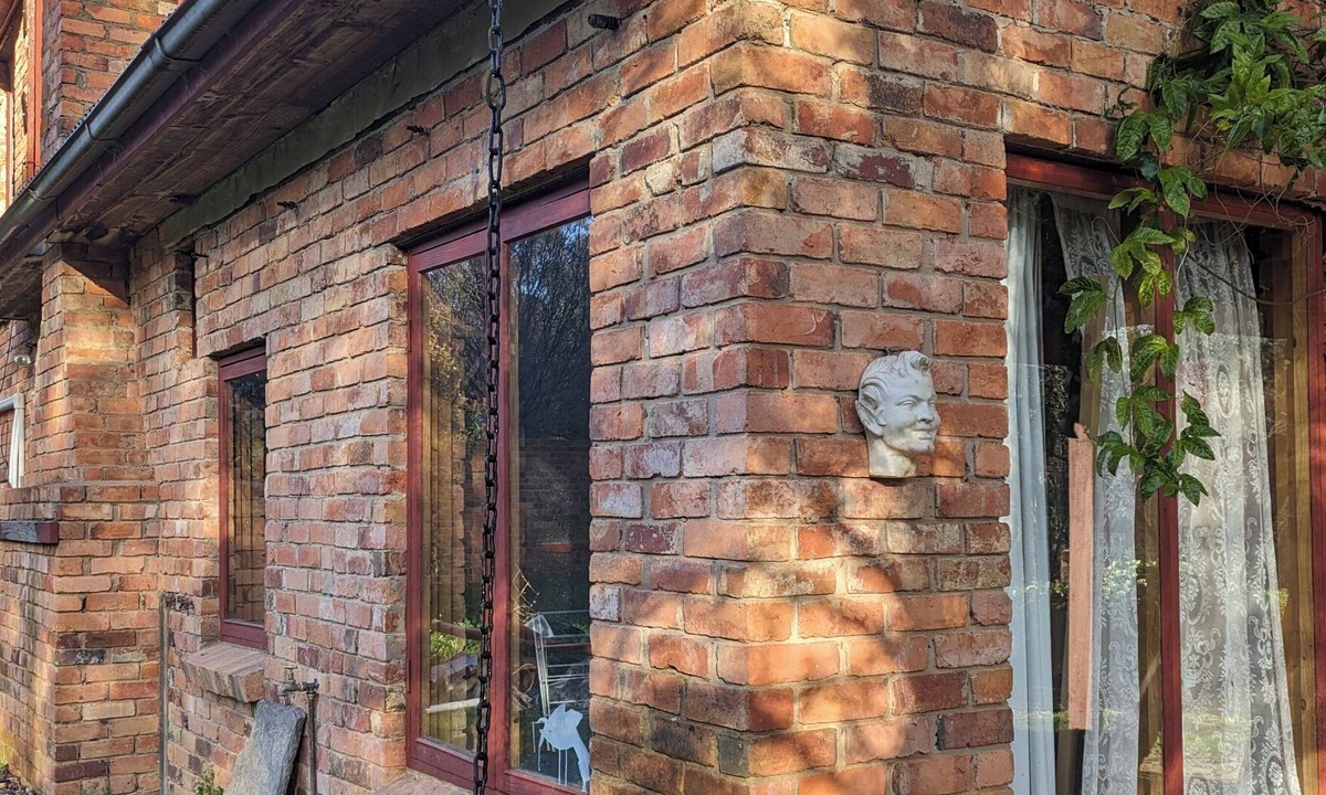 Castlemaine House | Castle Carey. Renovated. Stylish. Comfortable