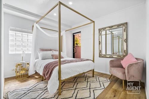 Chinatown Apartment | CBD 3BR - Sleeps 6 on Exhibition