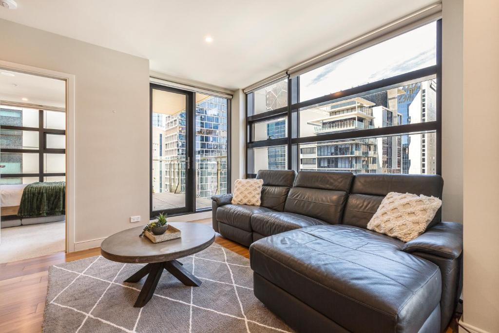 Melbourne Central Business District Apartment | CBD 3Brm Apt with Pool, Gym and CBD Skyline Views