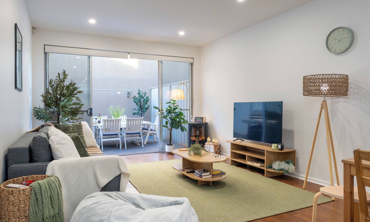 Adelaide Central Business District House | CBD Villa King Suite Garage BBQ Pets Walk Everywhere