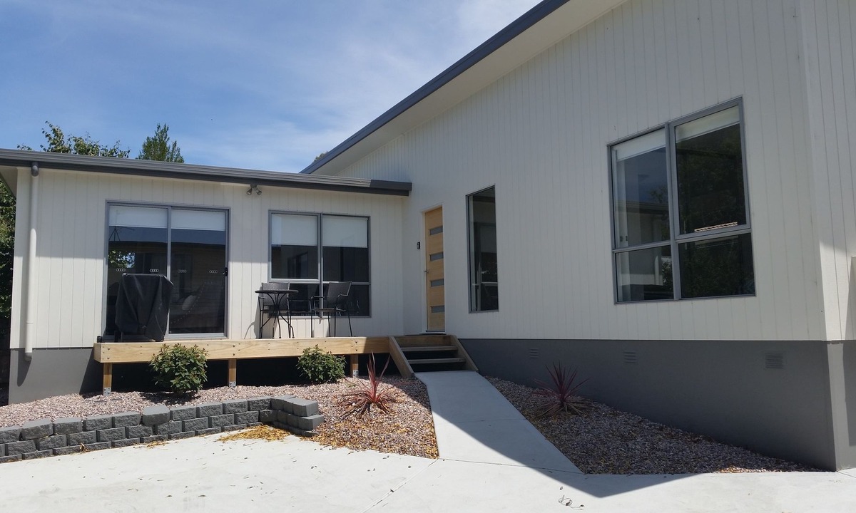 Blackmans Bay Hotel | Cedar Cottages Blackmans Bay