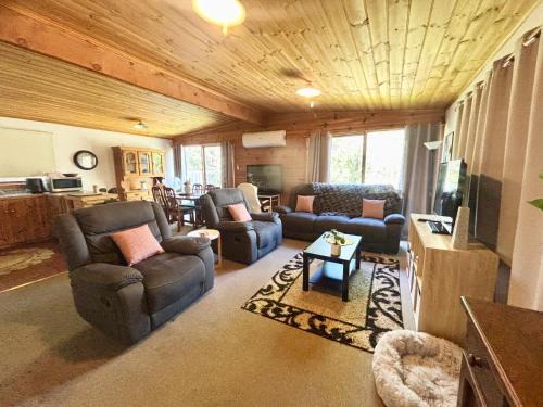 Ventnor House | Cedar Palms Pet friendly close to red rocks beach