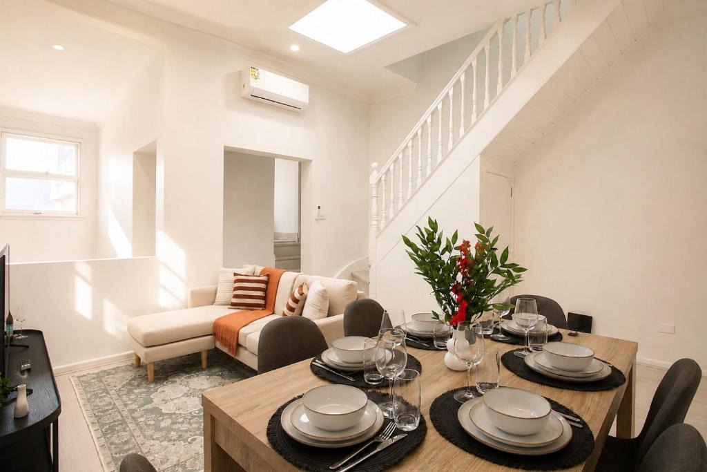 Glebe House | Central 3BR Terrace House - Free Street Parking - Walk Fish Market & Cafés