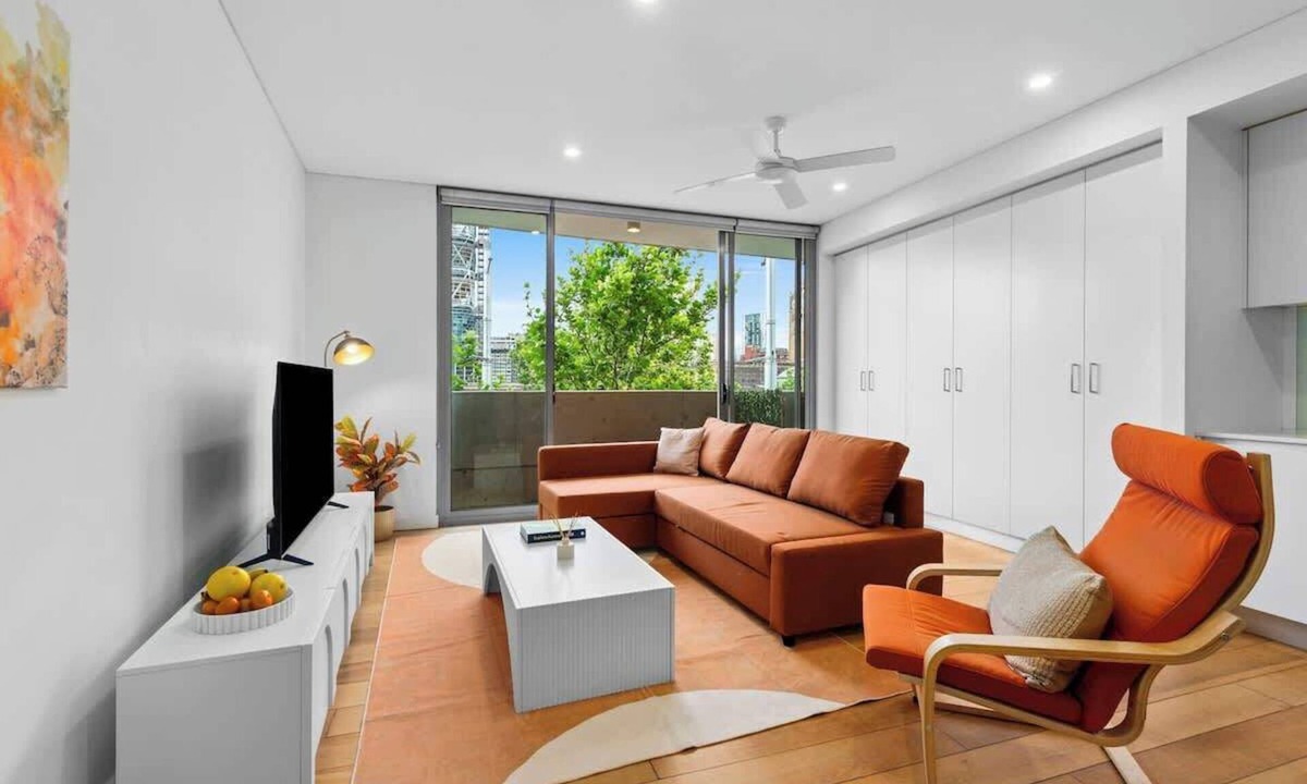 Surry Hills Apartment | Central art-filled 2 beds with balcony & aircon