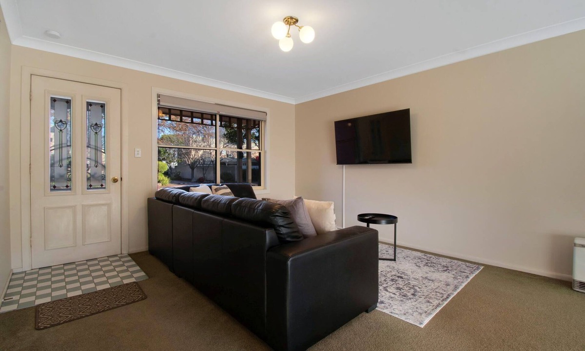 Wagga Wagga Apartment | Central Escape | Walk to CBD, Cosy & Convenient