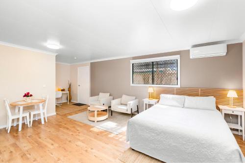 Wagga Wagga House | Central guest studio with secure parking!