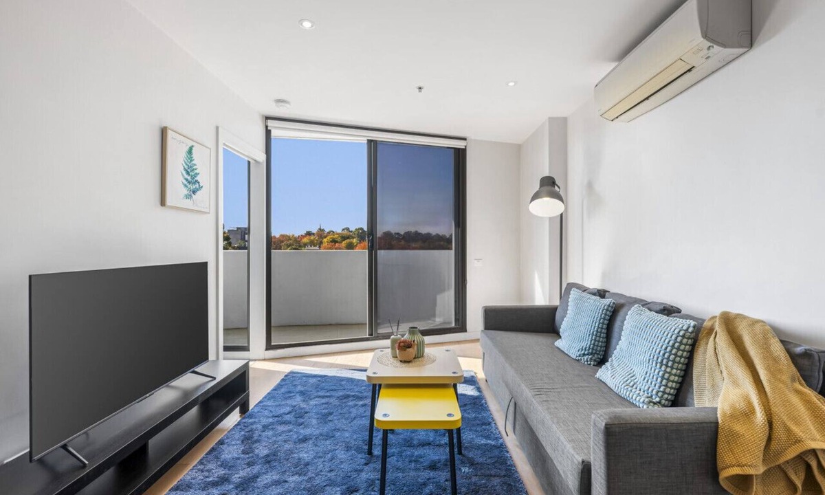 Kew Apartment | Central Kew Retreat Steps to CBD Transport Shops