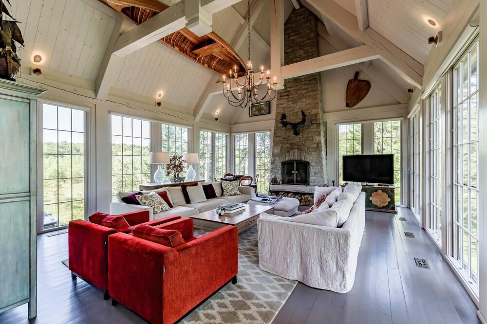 Muskoka Lakes Villa | Central Lake Joe! Ultra Chic! 7 Bdrm! Beach! 1400sqft Party Dock! Sauna!