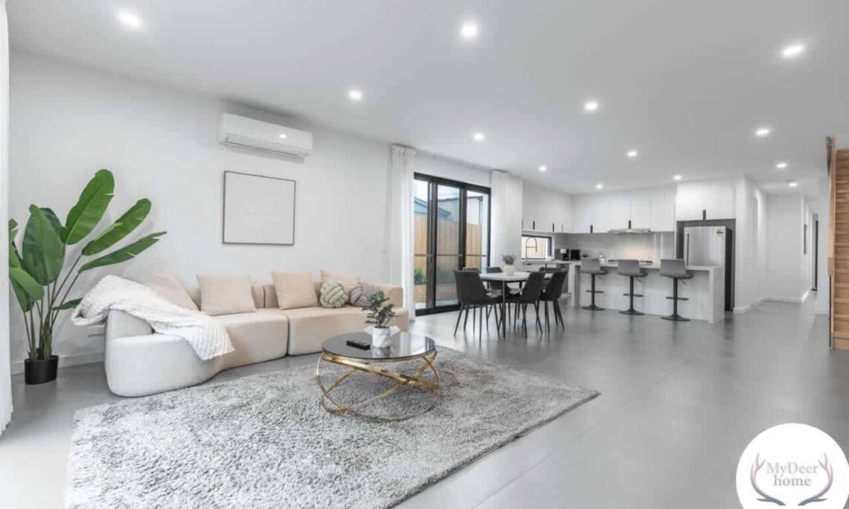 Oakleigh East House | Central Oakleigh East Amenities & Parking