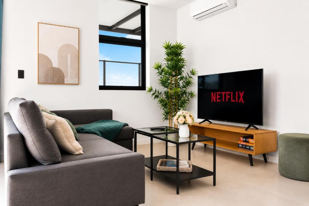 Ultimo Apartment | Central Ultimo 3BR - Pool,Gym & 2 Parking-Balcony
