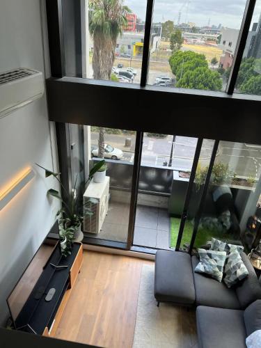 Docklands Apartment | Centrally Located Modern Loft w Free Parking, Infinity Pool, Workspace