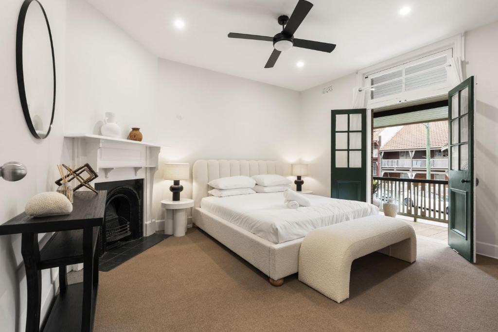 Millers Point Apartment | Charming Harbour View Porch by The Rocks