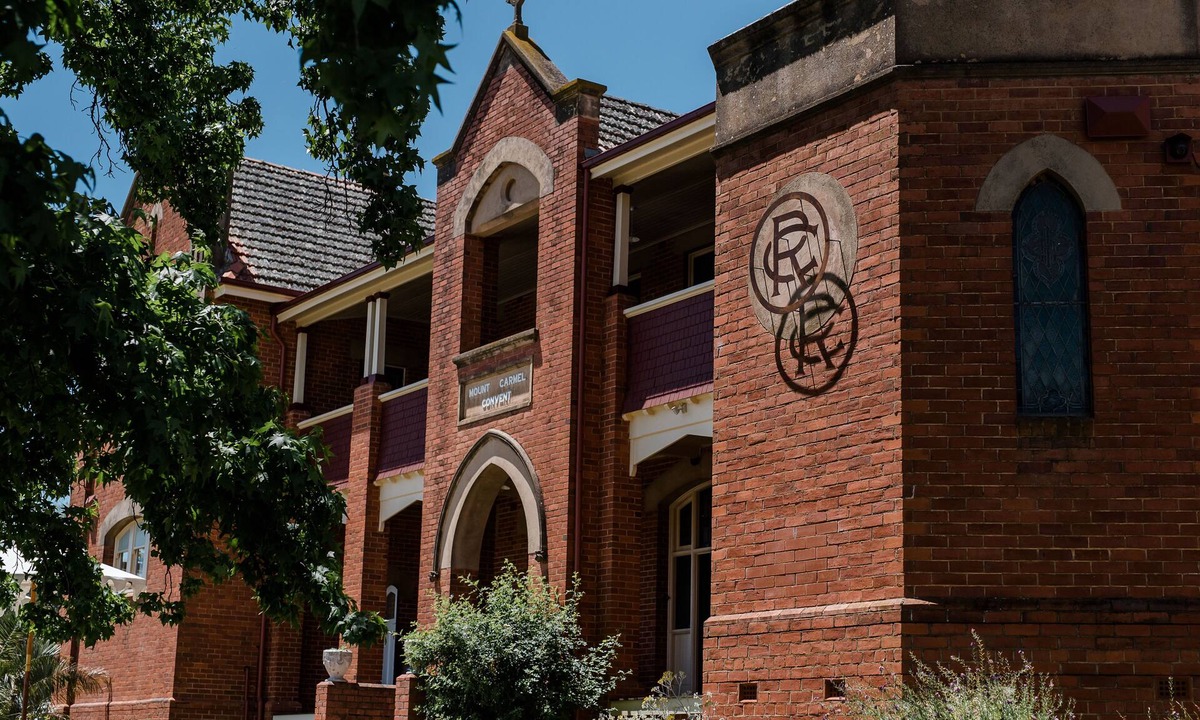 Rutherglen House | Charming historical building in the heart of Rutherglen!