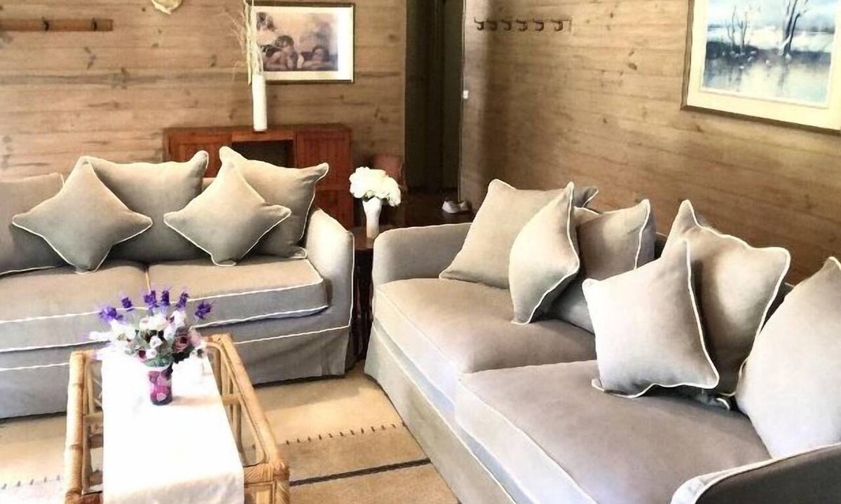 Cowes Cottage | Cherub Cottage - quiet romantic getaway. Wifi & Disney