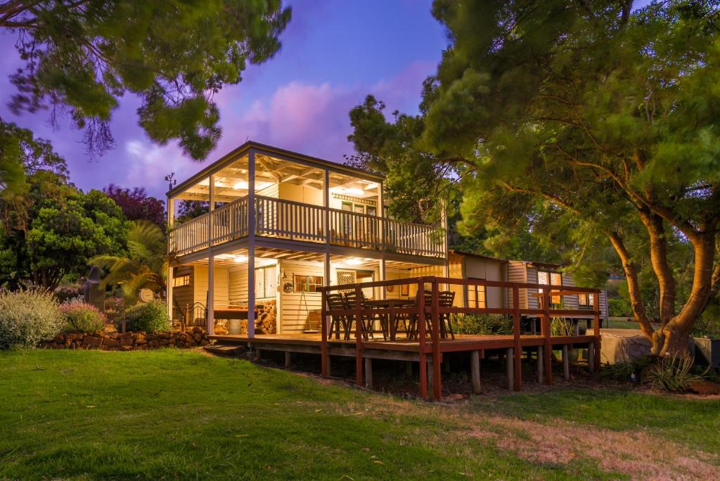 Carlotta House | Chestnut Brae Farmstay - Chestnut Retreat
