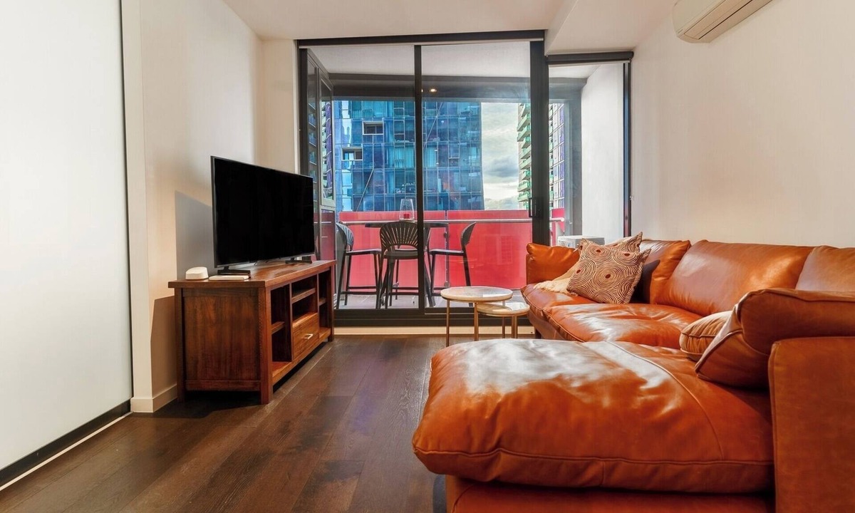 Melbourne Central Business District Apartment | Chic 2BR Apartment Free Parking Balcony and Views