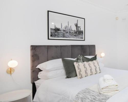 North Melbourne House | Chic 2BR Home with Backyard - Steps from Queen Vic Market