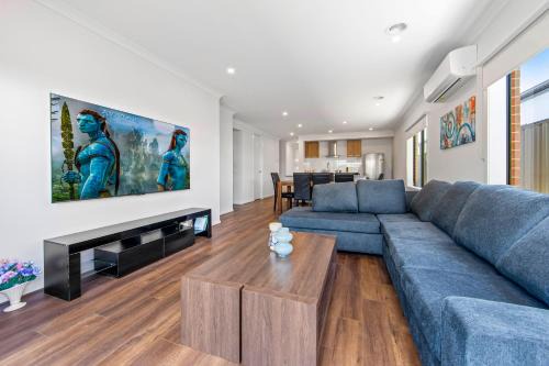 Mickleham House | Chic New BBQ Bright Aircon WiFi Laundry Airport