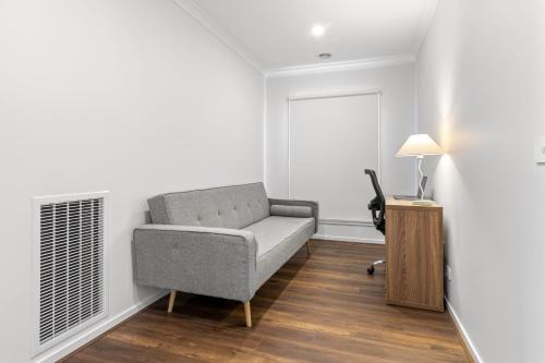 Mickleham House | Chic New BBQ Bright Aircon WiFi Laundry Airport