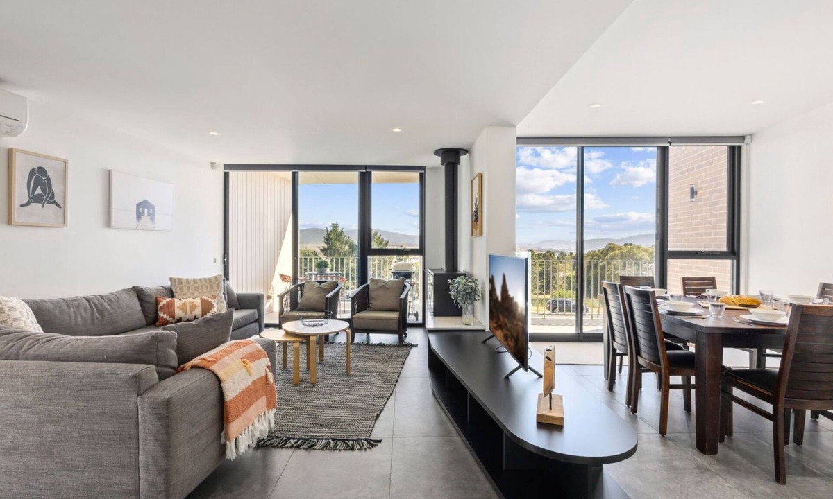 Jindabyne House | Chilam B embraces open plan living with a combined kitchen/dining/living area