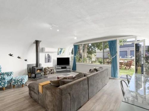 Portarlington House | Chill at our Igloo cottage - 100m stroll to beach