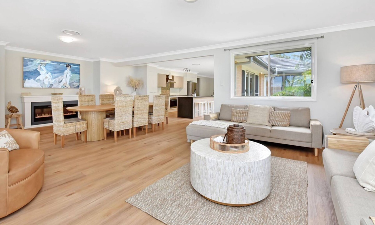 Lake Munmorah House | ChrisTony 5 Bdrm Waterfrnt Cottage