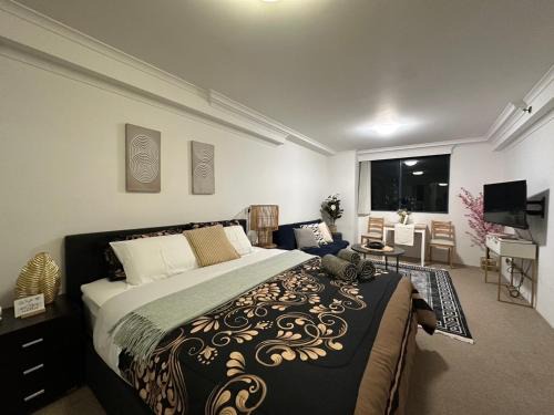 Haymarket Apartment | City at Your Doorstep, Close to all transports, king bed, great feedback