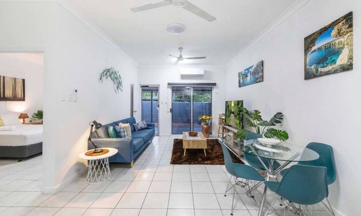 Alawa Apartment | City Living: Modern ~ OutdoorDining ~ Private Yard