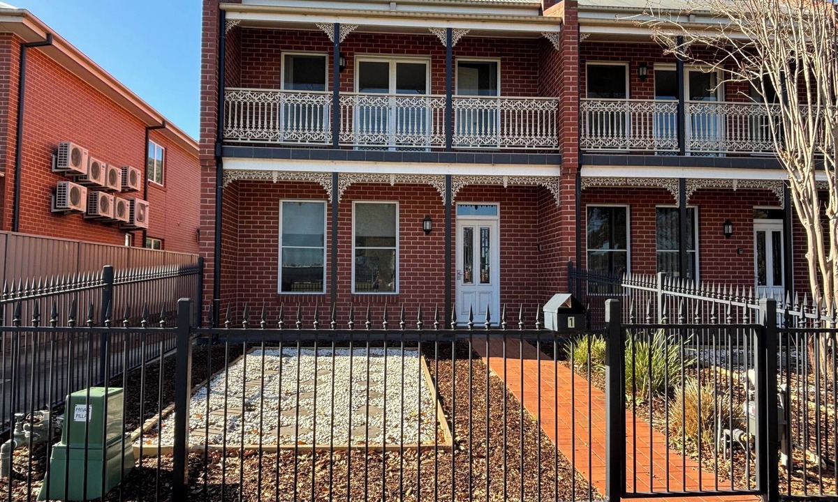 Wagga Wagga House | City Townhouse Escape 1 - 1 Tarcutta