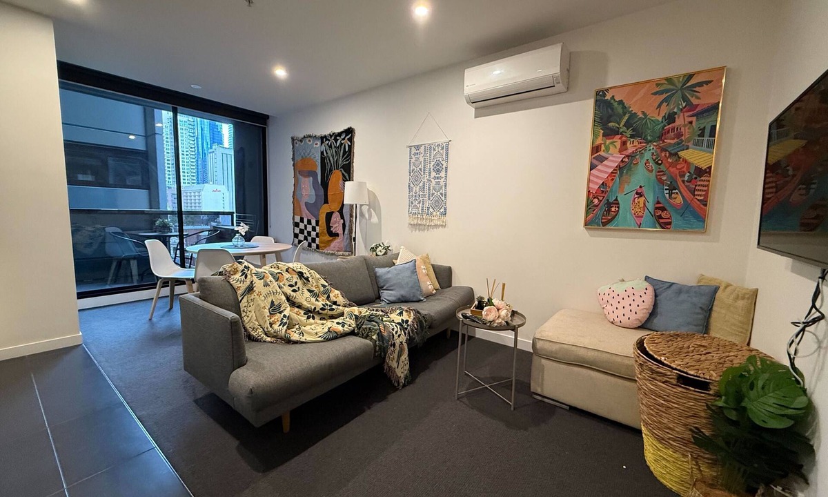 Chinatown Apartment | City-View Chic on Bourke | Free Tram + Netflix