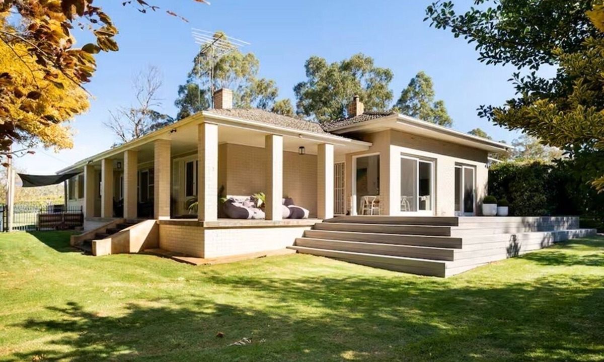 Sevenhill Bed & Breakfast | Clare Valley vineyard - Pool and walk to wineries - perfect for groups