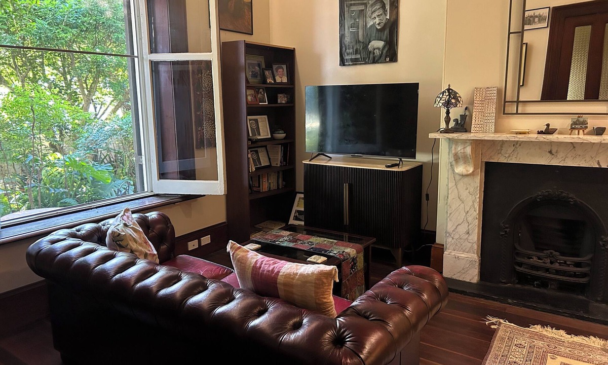 Balmain East Apartment | Classic high-ceilinged apartment in historic harbourside house, glorious gardens