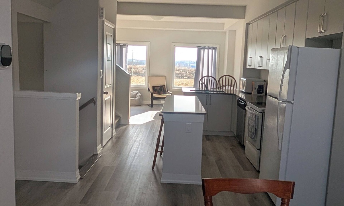 Cambridge House | Clean, spacious 3 bedroom townhouse. Family friendly, relaxing stay free Wifi.