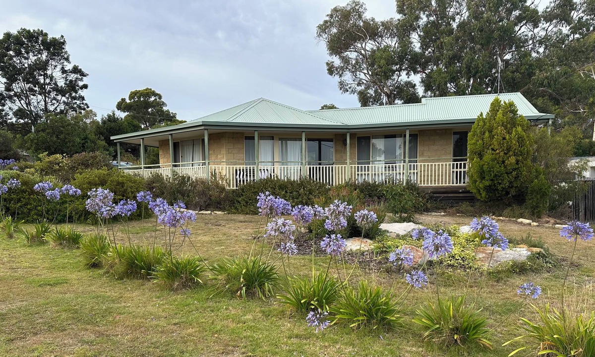 Orford House | Close to the Beach. Gateway to Maria Island.