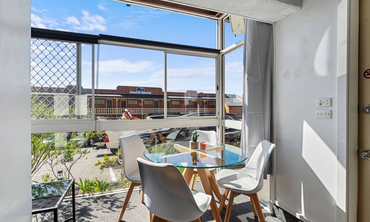 Launceston CBD Hotel | Coach House Launceston