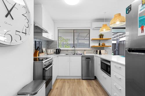 Scarborough Villa | Coastal convenience! Walk to the shops & cafes.