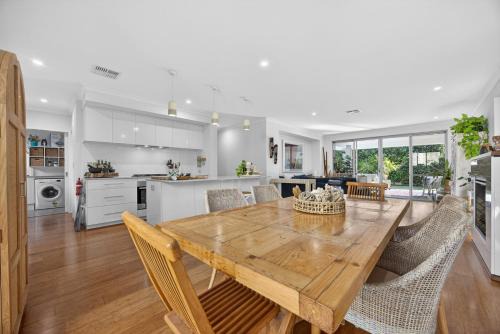 Swanbourne House | Coastal Haven Beach, City & Parking Sleeps 6