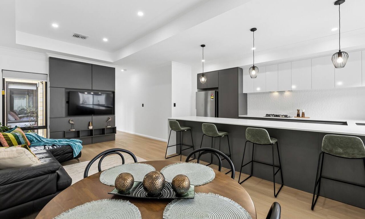 Innaloo House | Coastal Prestige | 3 BR 2BA Near Beach & City