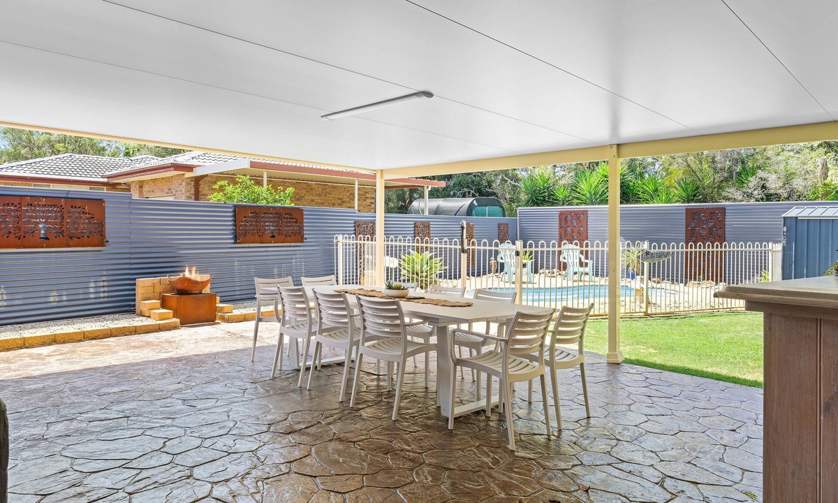 Pelican House | Coastal Retreat ~ Outdoor Pool ~ Air-Con ~ WiFi ~ Garage