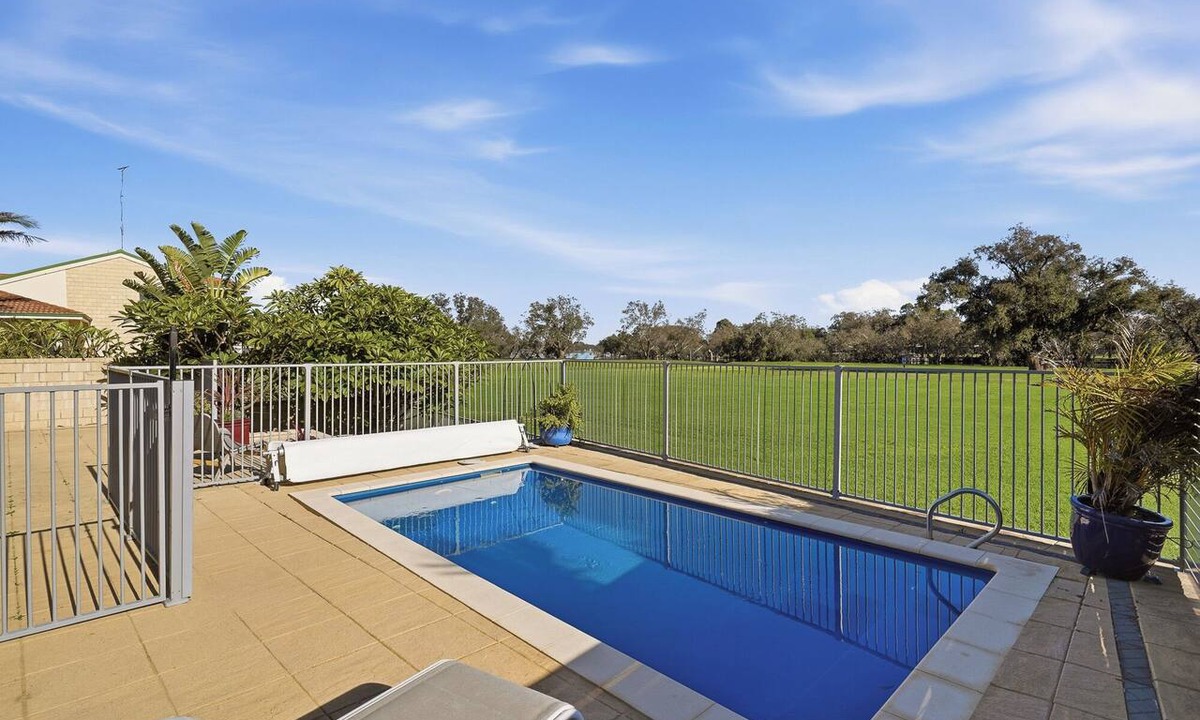 South Yunderup House | Come and enjoy our eclectic yet tranquil family home literally on the banks of the Murray River. Dogs welcome (by arrangement).