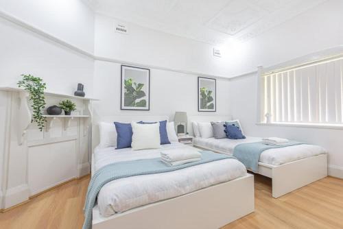 Eastwood House | Comfortable Double Room with 2 Beds in Eastwood - Shared Bathroom and Kitchen
