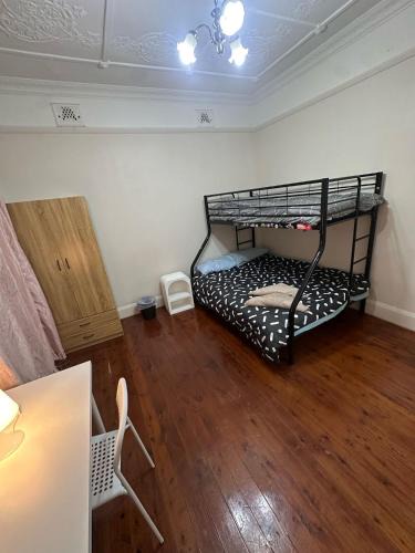 Earlwood House | Comfortable Family Room in Central Location - EW1 OLD