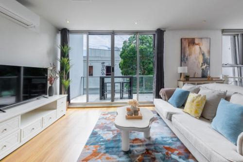 Footscray Apartment | Comfortable Loft Living in Footscray
